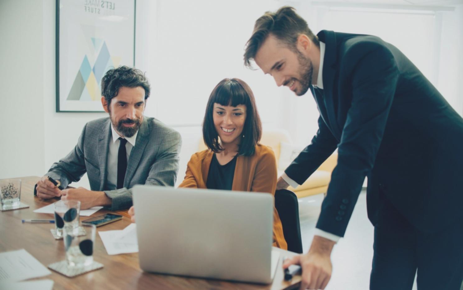 Finanzmarkt Analyse und Trenddiagramme auf modernen Bildschirmen